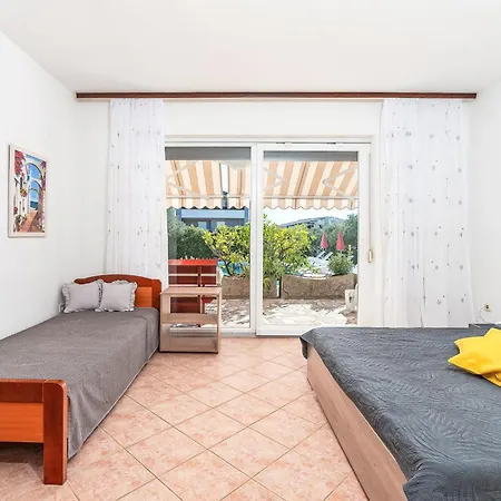 Apartamento Vesela-3 By Interhome *